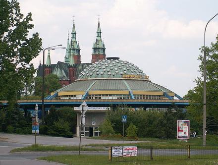 Kielecki Dworzec PKS a w tle Kościół św. Krzyża