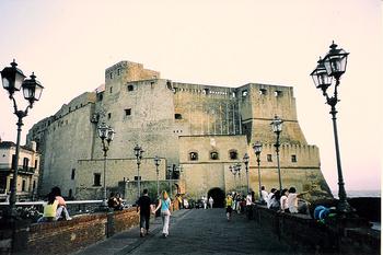 Castel dell'Ovo wznosi się na miejscu dawnej Parthenope, najstarszej greckiej osady na terenie Neapolu