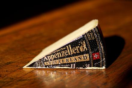 Appenzel, niezwykły ser moczony w ziołowej solance, z ponad 700-letnią historią