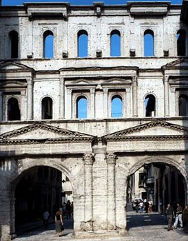 Porta Borsari, czyli rzymska brama miejska z I w., 