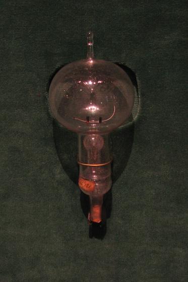 Lampa Edisona z węglowym drucikiem