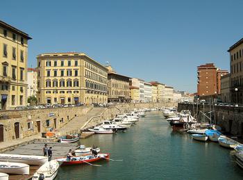 Historyczna część livorno skupiona jest wokół twierdz, na zdjęciu Fossa Reale funkcjonująca również jako port.