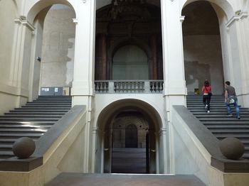 Lo scalone imperiale czyli schody imperialne, wejście do Pallazzo della Pilotta, w którym znajduje się Biblioteka Palatina. 