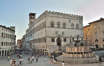 Widok na Fontanna Maggiore oraz Pallazzo di Priori, dawną siedzibę władz miasta. 