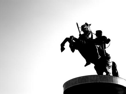 Jeździec na koniu, pomnik na głównym placu w Skopje