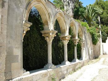 Syrakuzy to nie tylko starożytność, w mieście jest pełno obiektów z różnych epok - kolumnada kościoła San Giovanni. 