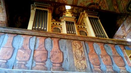 Organy i ozdobiona balustrada