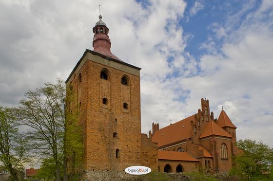 Gotycka dzwonnica, w głębi XIX-wieczny kościół św. Bartłomieja w Miłomłynie
