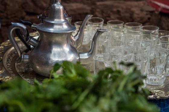 Marokański sposób podania tradycyjnego napoju - słodkiej herbaty ze świeżą miętą.