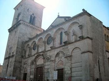 Katedra Santa Maria Assunta w Benewencie została założona jeszcze w VII w. chociaż od tego czasu została znacznie rozbudowana. 