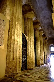 Kolumny dawnej świątyni Ateny, wbudowane w Katedrę Syrakuzańską 
