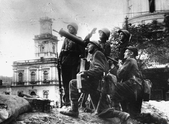jedno z najbardziej znanych zdjęć wojny obronnej 1939 r. przedstawia obronę plot obok Dworca Wiedeńskiego