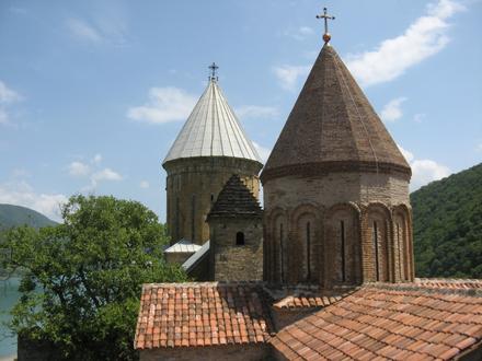 Ananuri i dwa charakterystyczne kościoły, zdjęcie z murów twierdzy