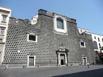 Barokowy kościół Gesu Nuovo, jedna z najbardziej niezwykłych budowli w miasta