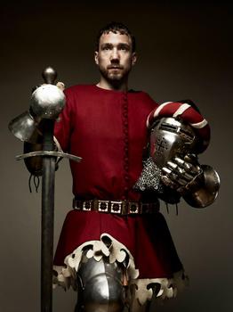 Wielokrotny mistrz Polski w walkach rycerskich - Robert Szatecki, to obecnie ikona PWR