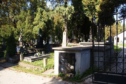 Wejście na Stary Cmentarz w Kielcach, gdzie znajdziemy piękne, stare mogiły.