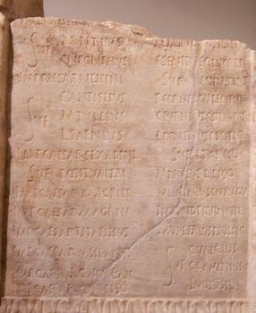 Zachowana kamienna płyta z kalendarzem rzymskim.