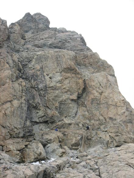 80 m pionowej rysy na wysokości około 4300-4400 m n.p.m. stanowi na Uszbie crux