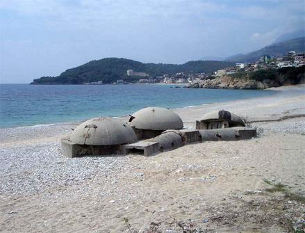 Leżakujące na plaży bunkry