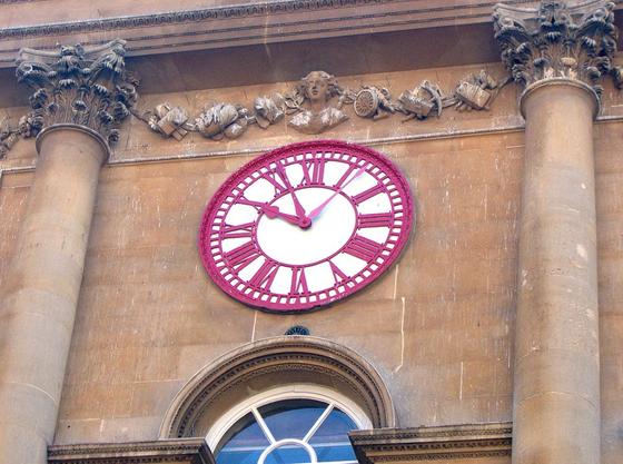 Zegar z dwoma wskazówkami minutowymi na dworcu w Bristolu