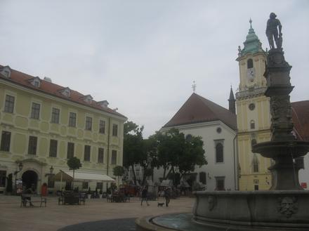 Mały i ciasny rynek w Bratysławie ma swój klimat, ale zupełnie odbiega od tych znanych nam dużych rynków europejskich miast