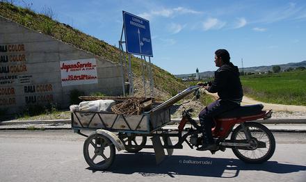Ten dość specyficzny pojazd można spotkać na wielu, albańskich drogach, w tym na autostradach.