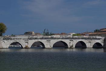 Most Tyberiusza, miasto i okolice pełne są Rzymskich zabytków