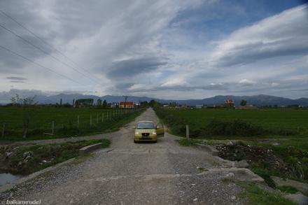 Dość typowa, boczna, albańska droga