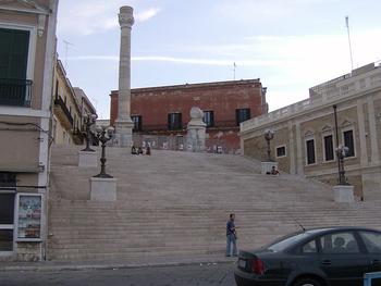 Ta kolumna wyznaczała koniec Via Appia, starożytnej drogi wiodącej ze stołecznego Rzymu, 