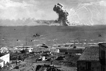 11 lipca 1943 r. rozpoczęła się operacja Husky - lądowanie aliantów na Sycylii. Zdjęcie desantu w Geli.