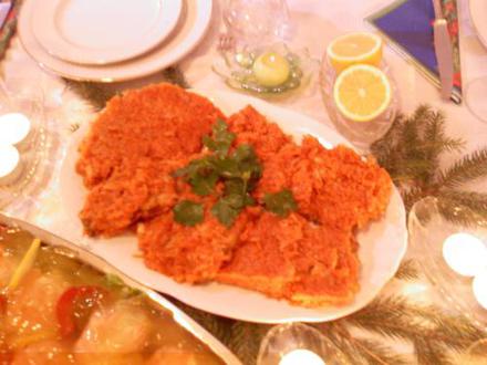 Ryba po grecku serwowana na polskim stole.