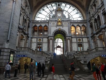 wnętrze dworca w Antwerpii