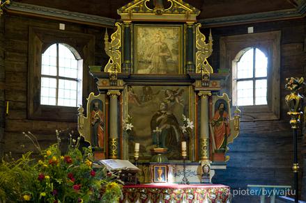 Ołtarz główny z obrazami św. Barbary i Jana Chrzciciela.