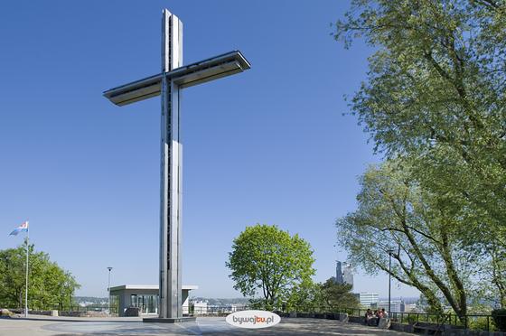 Krzyż i platforma widokowa na Kamiennej Górze