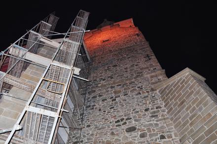 Rusztowania na wieży kościoła w Lesku