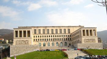 Gmach Uniwersytetu Triesteńskiego jest wzorowany na Świątyni Pergamońskiej, którą stała się łupem niemieckich uczonych i znajduje się obecnie w Berlinie