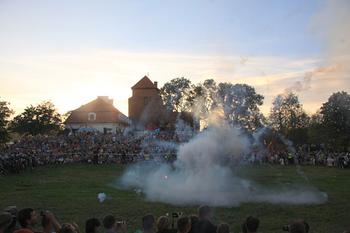 Co roku w sierpniu odbywa się na terenie Zamku w Liwie turniej rycerskich, którego nieodzowną atrakcją programu jest bitwa średniowieczna. Niesamowite wrażenia!