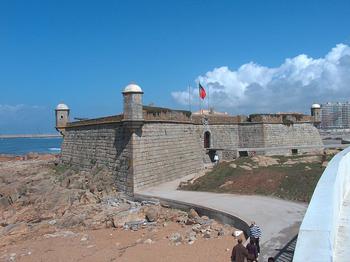 XVII-wieczny fort São Francisco Xavier, zwany przez miejscowych Serowym Zamkiem.