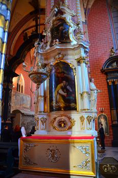 Ołtarz z relikwiami św. Walentego w kościele farnym w Chełmnie