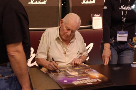 Jim Marshall rozdający autografy w 2007 roku