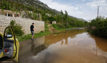 Boczna droga w Albanii z małym jeziorkiem