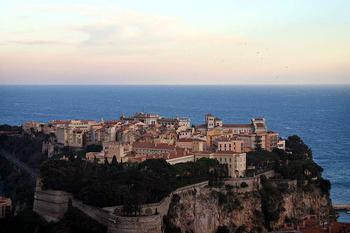 Skała Monaco, skalisty półwysep zwieńczony fortyfikacjami i wspaniałym pałacem książęcym.