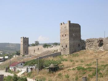 Ruiny dawnej twierdzy Genueńskiej, która przez dwa wieki powstrzymywała napór tatarów.