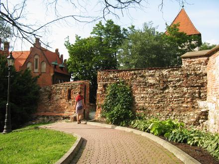 Mury Zamku Żupnego, z lewej Sztygarówka