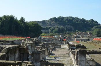 Niegdyś kilkuset tysięczna Kuma (Cumae) to obecnie morze ruin. Widok z centrum na Akropol.