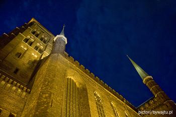 Gdański Kościół Mariacki w wieczornym świetle