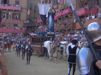 Carrocio, średniowieczny sztandar i symbol miasta w zrekonstruowanej procesji.