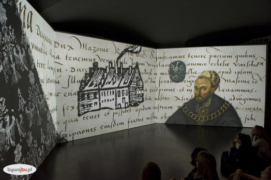 Rycina pierwszego zamku z XVI wieku w multimedialnej prezentacji pokazywanej w piwnicach Zamku Królewskiego.