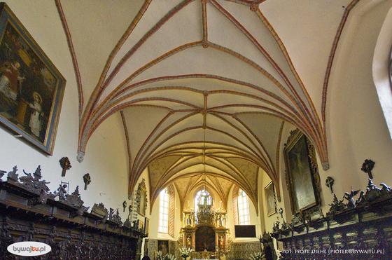 Wznętrze kościoła, gotyckie sklepienie i barokowe wyposażenie.