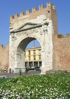Łuk Augusta, zwieńczający wiodącą z Rzymu Via Flaiminia. 